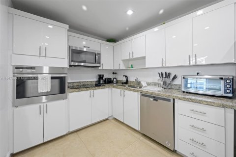 Condo in Sunny Isles Beach, Florida, 2 bedrooms  № 1329995 - photo 10