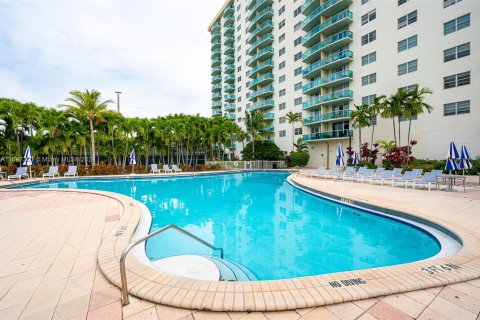 Condo in Sunny Isles Beach, Florida, 2 bedrooms  № 1329995 - photo 26