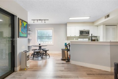 Condo in Sunrise, Florida, 1 bedroom  № 1398354 - photo 9