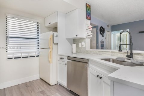 Condo in Sunrise, Florida, 1 bedroom  № 1398354 - photo 2