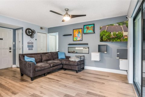 Condo in Sunrise, Florida, 1 bedroom  № 1398354 - photo 4