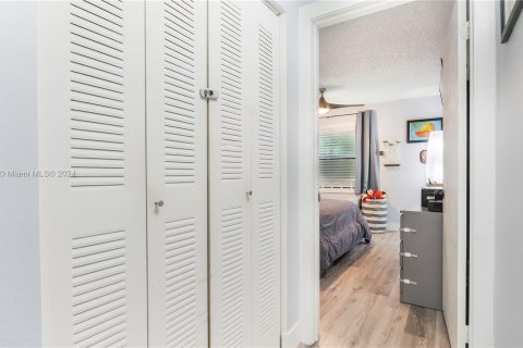 Condo in Sunrise, Florida, 1 bedroom  № 1398354 - photo 13