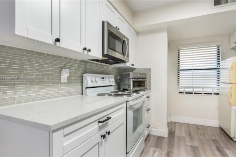 Condo in Sunrise, Florida, 1 bedroom  № 1398354 - photo 1