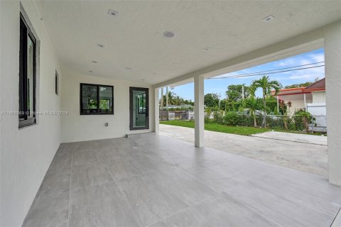 House in Miami, Florida 3 bedrooms, 132.2 sq.m. № 1401440 - photo 6