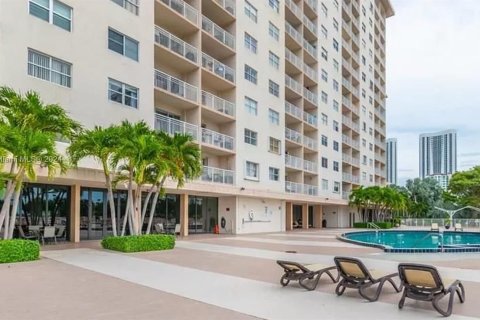 Condo in Sunny Isles Beach, Florida, 2 bedrooms  № 1177844 - photo 15