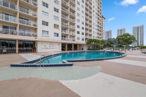 Condo in Sunny Isles Beach, Florida, 2 bedrooms  № 1177844 - photo 16