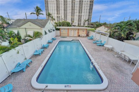 Condo in Hollywood, Florida, 1 bedroom  № 1333518 - photo 24