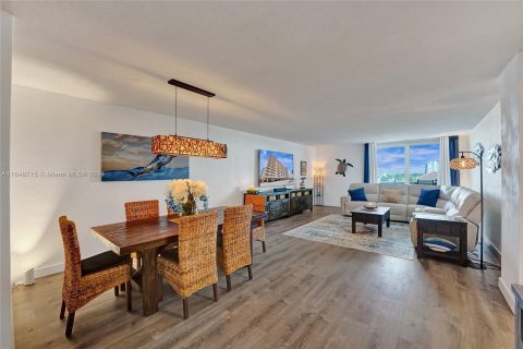 Condo in Hollywood, Florida, 1 bedroom  № 1333518 - photo 11