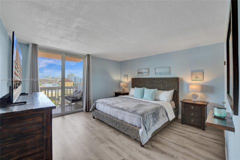 Condo in Hollywood, Florida, 1 bedroom  № 1333518 - photo 17