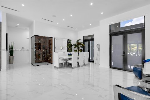 Villa ou maison à vendre à Miami, Floride: 6 chambres, 427.91 m2 № 1345587 - photo 15