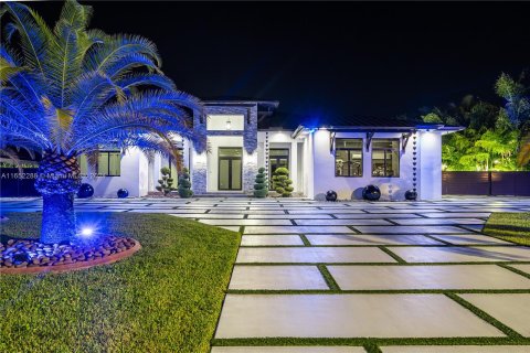 Villa ou maison à vendre à Miami, Floride: 6 chambres, 427.91 m2 № 1345587 - photo 3