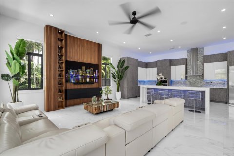 Casa en venta en Miami, Florida, 6 dormitorios, 427.91 m2 № 1345587 - foto 19