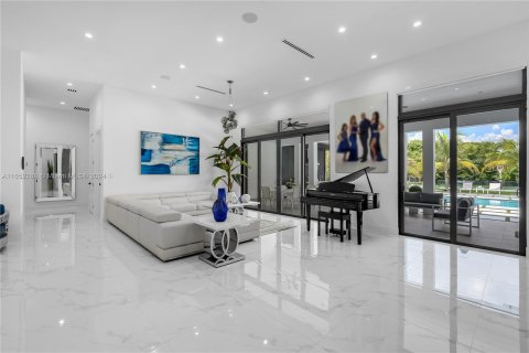 Villa ou maison à vendre à Miami, Floride: 6 chambres, 427.91 m2 № 1345587 - photo 17