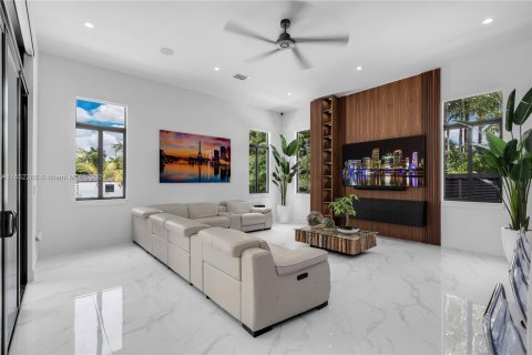 Villa ou maison à vendre à Miami, Floride: 6 chambres, 427.91 m2 № 1345587 - photo 22