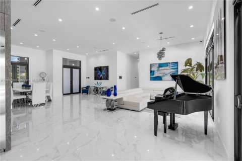 House in Miami, Florida 6 bedrooms, 427.91 sq.m. № 1345587 - photo 23