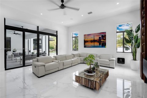 House in Miami, Florida 6 bedrooms, 427.91 sq.m. № 1345587 - photo 18