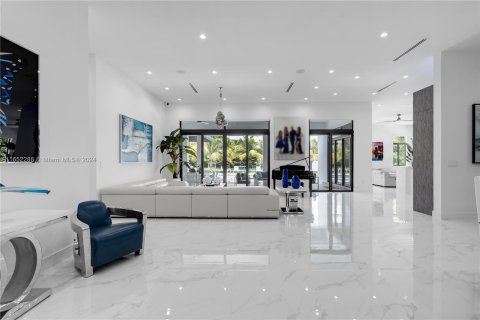 Villa ou maison à vendre à Miami, Floride: 6 chambres, 427.91 m2 № 1345587 - photo 16