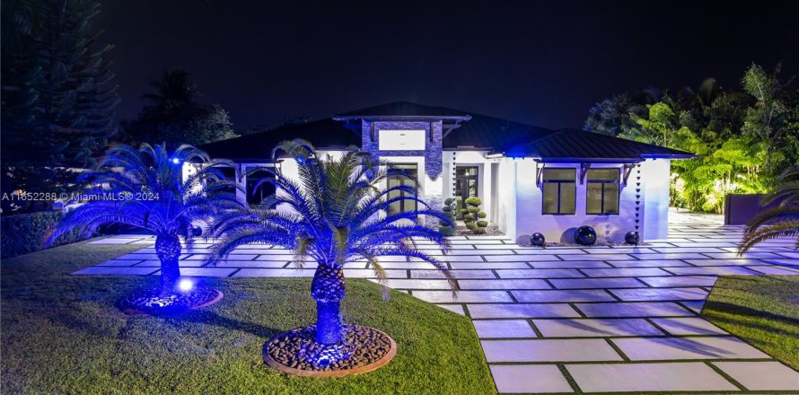 House in Miami, Florida 6 bedrooms, 427.91 sq.m. № 1345587