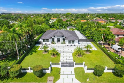 House in Miami, Florida 6 bedrooms, 427.91 sq.m. № 1345587 - photo 9