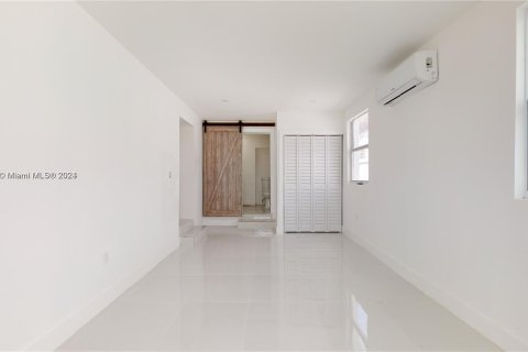 House in Miami, Florida 4 bedrooms, 106.28 sq.m. № 1345586 - photo 5