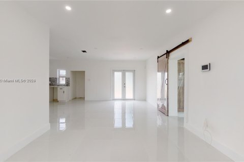 House in Miami, Florida 4 bedrooms, 106.28 sq.m. № 1345586 - photo 3