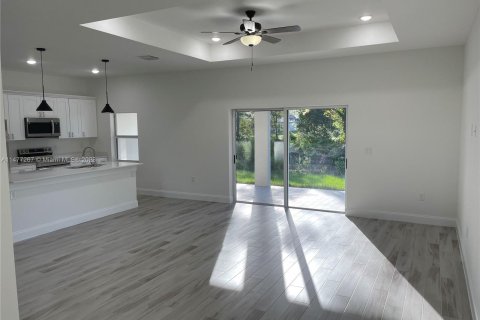 Casa en venta en Lehigh Acres, Florida, 3 dormitorios № 807467 - foto 4