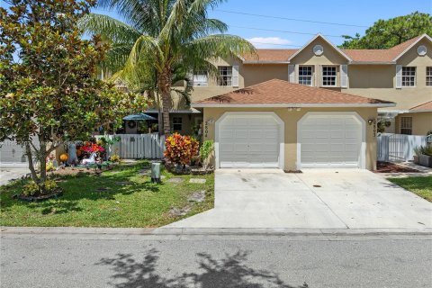 Townhouse in Greenacres, Florida 3 bedrooms, 144.93 sq.m. № 1272475 - photo 1