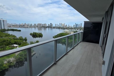 Condo in North Miami Beach, Florida, 2 bedrooms  № 1378623 - photo 1