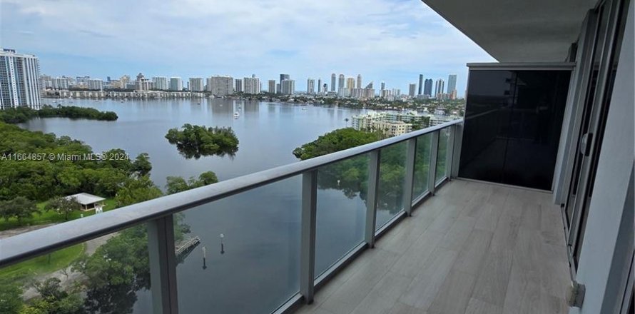 Condominio en North Miami Beach, Florida, 2 dormitorios  № 1378623