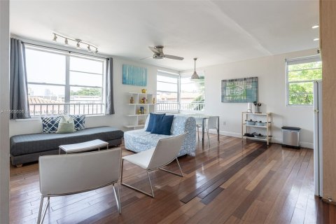 Condo in Miami Beach, Florida, 1 bedroom  № 1378639 - photo 2