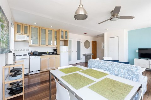 Condo in Miami Beach, Florida, 1 bedroom  № 1378639 - photo 11