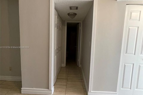 Condominio en venta en Pembroke Pines, Florida, 1 dormitorio, 72.46 m2 № 1007178 - foto 13