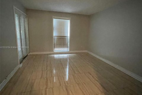 Condominio en venta en Pembroke Pines, Florida, 1 dormitorio, 72.46 m2 № 1007178 - foto 4