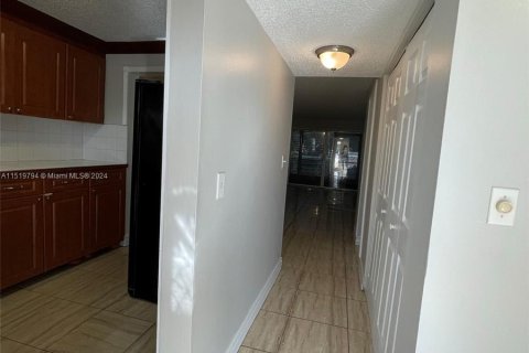 Condominio en venta en Pembroke Pines, Florida, 1 dormitorio, 72.46 m2 № 1007178 - foto 15