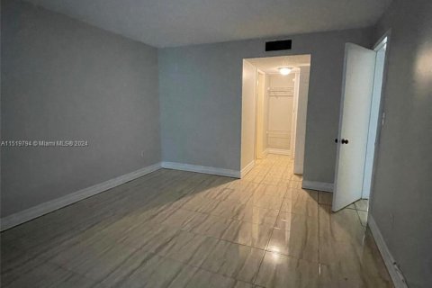 Condominio en venta en Pembroke Pines, Florida, 1 dormitorio, 72.46 m2 № 1007178 - foto 5