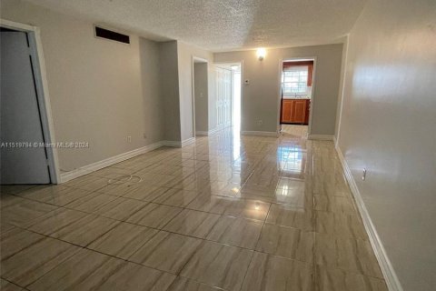 Condominio en venta en Pembroke Pines, Florida, 1 dormitorio, 72.46 m2 № 1007178 - foto 12