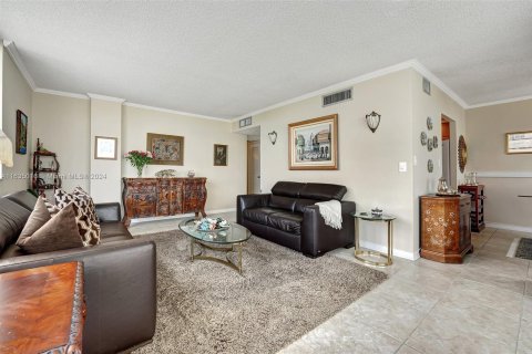 Condo in Hallandale Beach, Florida, 2 bedrooms  № 1315627 - photo 16