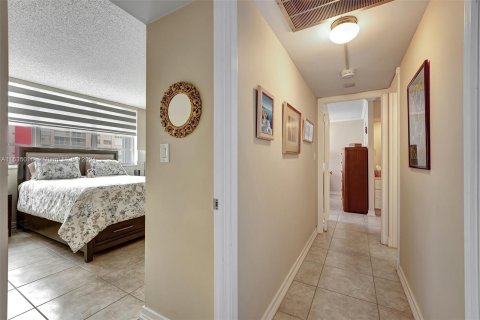 Condo in Hallandale Beach, Florida, 2 bedrooms  № 1315627 - photo 10