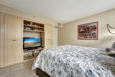 Condo in Hallandale Beach, Florida, 2 bedrooms  № 1315627 - photo 18