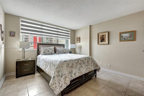 Condo in Hallandale Beach, Florida, 2 bedrooms  № 1315627 - photo 5