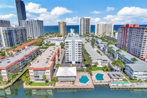 Copropriété à vendre à Hallandale Beach, Floride: 2 chambres, 116.13 m2 № 1315627 - photo 29