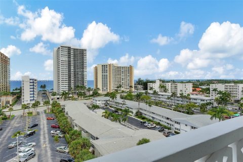 Condo in Hallandale Beach, Florida, 2 bedrooms  № 1315627 - photo 23