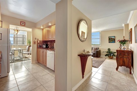 Condo in Hallandale Beach, Florida, 2 bedrooms  № 1315627 - photo 4