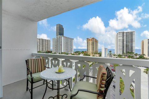 Copropriété à vendre à Hallandale Beach, Floride: 2 chambres, 116.13 m2 № 1315627 - photo 21