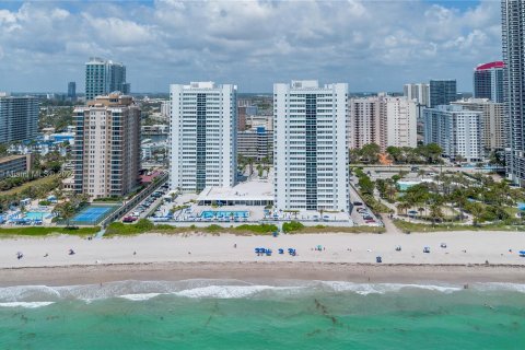 Condo in Hallandale Beach, Florida, 3 bedrooms  № 1401199 - photo 2