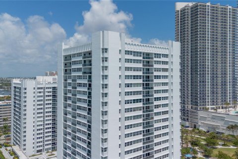 Condo in Hallandale Beach, Florida, 3 bedrooms  № 1401199 - photo 16