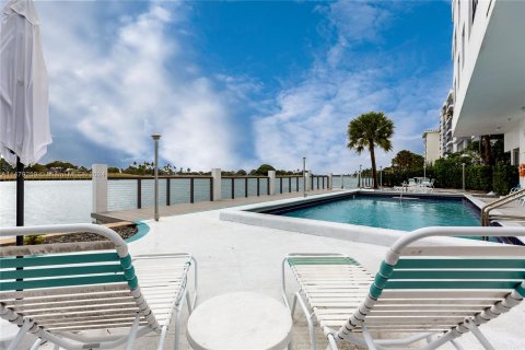 Condo in Bay Harbor Islands, Florida, 2 bedrooms  № 997683 - photo 22