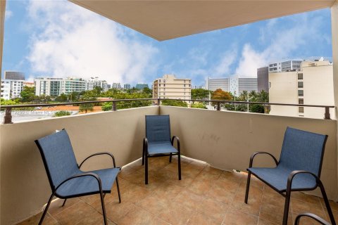 Condo in Bay Harbor Islands, Florida, 2 bedrooms  № 997683 - photo 19