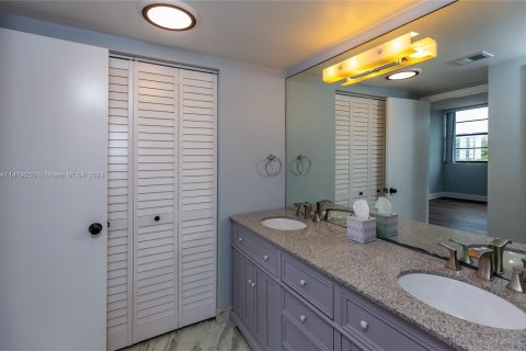 Condo in Bay Harbor Islands, Florida, 2 bedrooms  № 997683 - photo 16