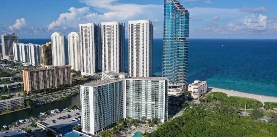 Condo in Sunny Isles Beach, Florida, 2 bedrooms  № 1355085